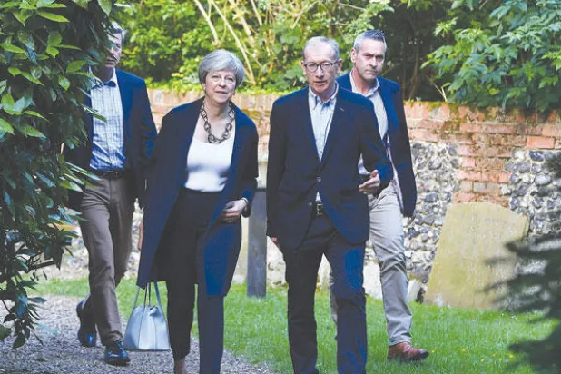 ماي تقاوم الضغوط... وكوربين لا يستبعد انتخابات جديدة