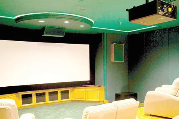 البروجكتور محل التلفزيون لعروض السينما المنزلية