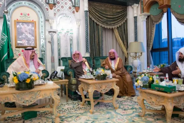 خادم الحرمين يستقبل أئمة ومؤذني المسجد الحرام