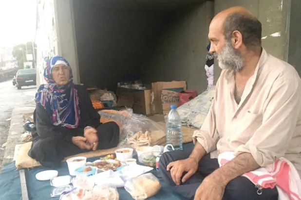 عائلات سورية تفترش أرصفة بيروت في انتظار وجبات الإفطار