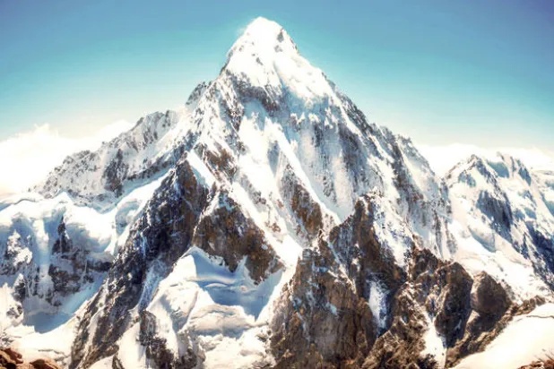 «الشيربا» في نيبال يقومون بعملية إنقاذ بطولية فوق قمة إيفرست