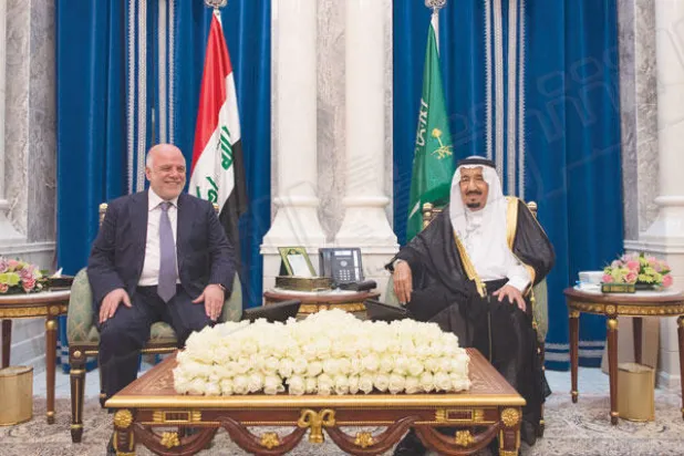 خادم الحرمين الشريفين ورئيس الوزراء العراقي قبل بدء المباحثات (تصوير: بندر الجلعود)