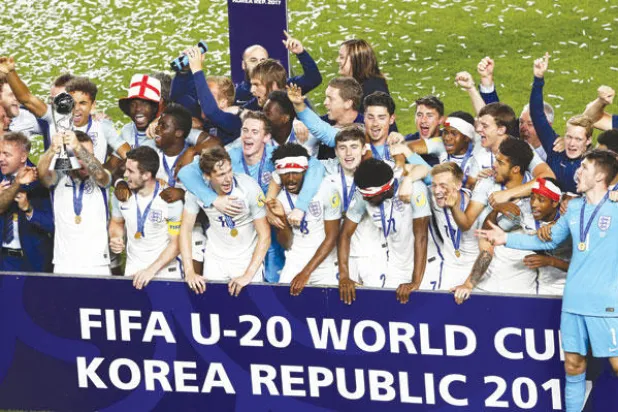 المنتخب الذي منح إنجلترا أول لقب في كأس العالم على أي مستوى خلال 51 عاماً (إ.ب.أ)