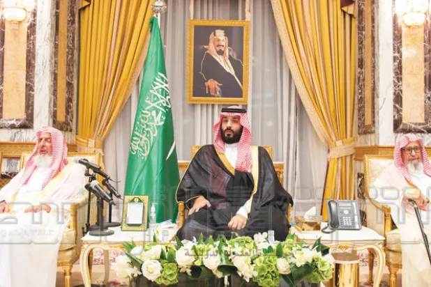 ولي العهد الأمير محمد بن سلمان متوسطاً المفتي العام الشيخ عبد العزيز آل الشيخ (إلى اليسار) وعضو هيئة كبار العلماء الشيخ صالح الفوزان