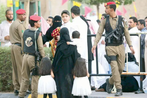 المصلون يغادرون مسجد الأمير تركي بن عبد العزيز في العاصمة السعودية الرياض بعد انتهاء صلاة عيد الفطر (إ.ب.أ)