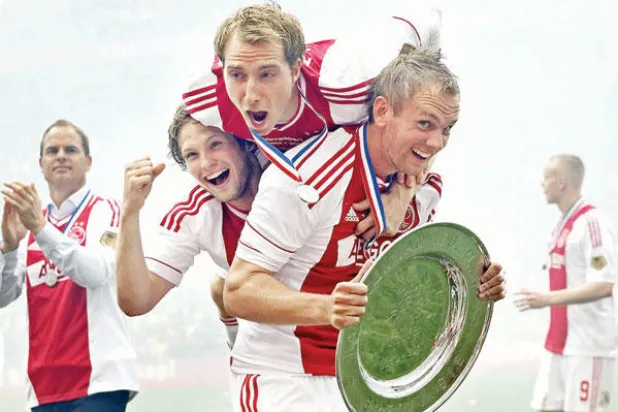 دي بور (يسار) يتطلع إلى إريكسن وبليند ودي جونغ الذين ساهموا في فوز أياكس ببطولة الدوري عام 2012