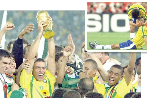 روبرتو يواسي رونالدو بعد خسارة نهائي مونديال 2002 - رونالدو يرفع كأس العالم عام 2002 بعد الفوز على المنتخب الألماني 