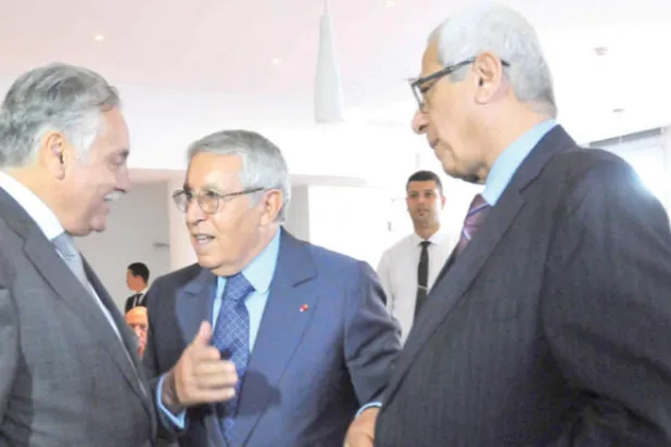 محمد بن عيسى الأمين العام لـ«مؤسسة منتدى أصيلة» برفقة نبيل بن عبد الله وبجانبه نبيل الحمر مستشار ملك البحرين خلال الجلسة الافتتاحية للمنتدى (تصوير: مصطفى حبيس)