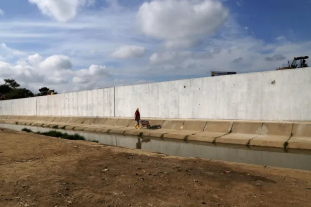 البيرو تستدعي سفيرها في كيتو احتجاجاً على جدار حدودي