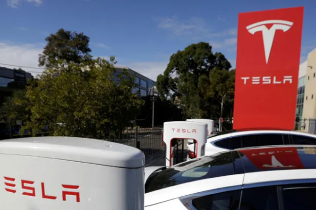 القيمة السوقية لـ«تسلا» تتخطى «فورد» في «وول ستريت»