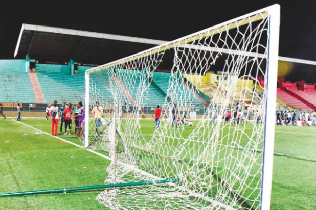 الملعب حيث جرت المباراة كما بدا بعد أعمال الشغب (أ.ف.ب)