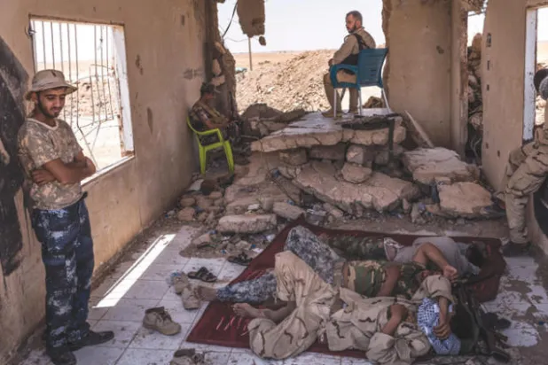 عناصر من «الحشد الشعبي» في موقع على الحدود العراقية - السورية (نيويورك تايمز)