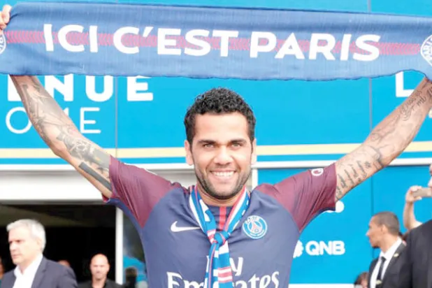 ألفيش خيب آمال غوارديولا وترك سيتي يدفع 50 مليون إسترليني لضم ووكر والتحق بسان جيرمان