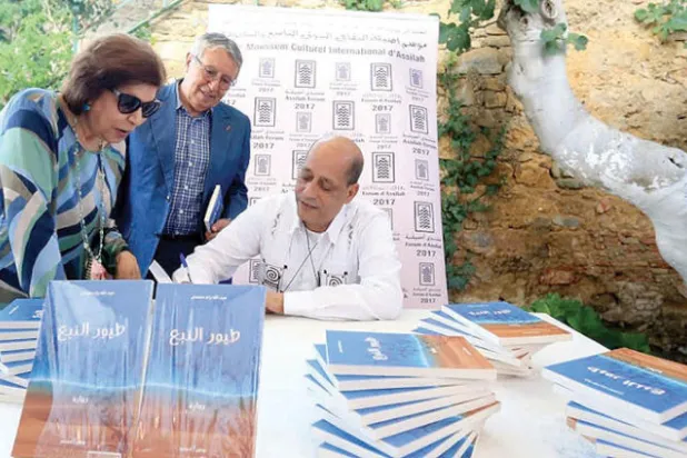 عبد الله محمدي يوقع روايته «طيور النبع» بأصيلة