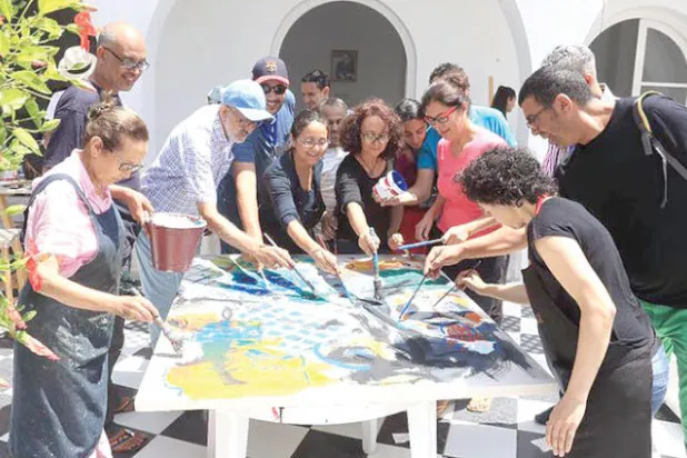 تشكيليو «أصيلة» يزينون معارضها وجدارياتها