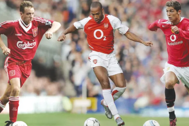 من اليمين لليسار... رونالدو مع مانشستر يونايتد (2004) وهنري مع آرسنال (2002) وروب جونز مع ليفربول (1995)