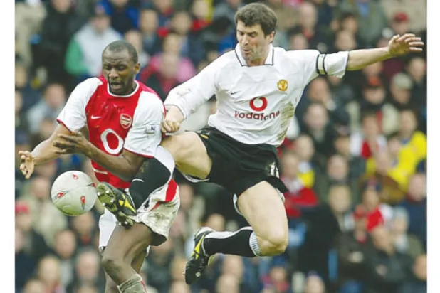 المنافسة الشرسة بين فييرا وكين حولت العلاقة بين آرسنال ومانشستر يونايتد إلى عداء 