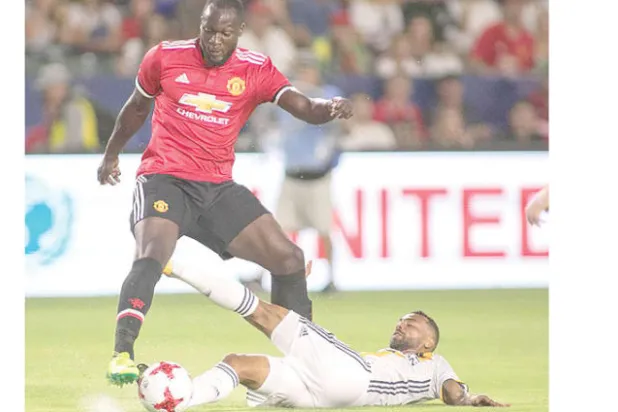 فترة الانتقالات الصيفية... سوق صاخبة تصيب عشاق الكرة بالصداع