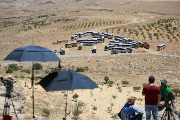 Five Thousands Militants, Civilians Left Arsal to Idlib while Hundreds Stepping Back