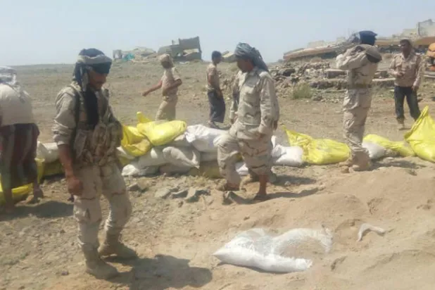 جانب من عملية ضبط المتفجرات في يافع اليوم («الشرق الأوسط»)