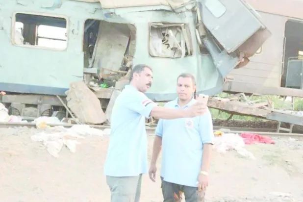 «سيلفي» المسعفين في حادث الإسكندرية يثير موجة استياء بمصر