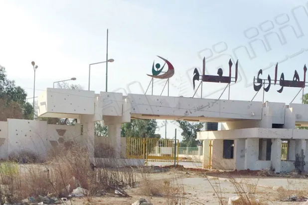 مبنى مستشفى الهواري العام في بنغازي وتبدو عليه آثار القذائف والخراب (تصوير: عبد الستار حتيتة)