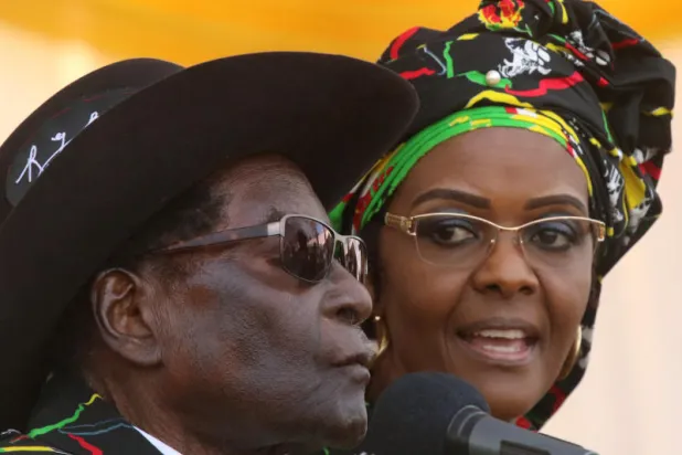 زوجة رئيس زيمبابوي تعود لبلدها بعد مزاعم «الاعتداء»