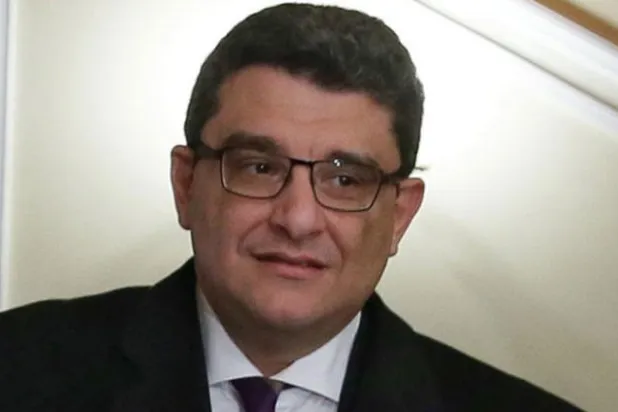 الافتراءات السياسية والجهل بالأكاديمية