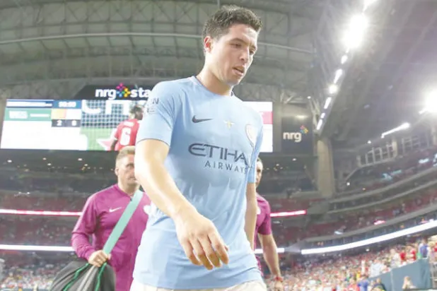 نصري يغادر الملعب متثاقلاً خلال المبارة الودية أمام مانشستر يونايتد استعداداً للموسم الجديد