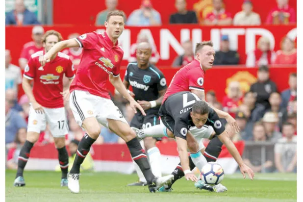 ماتيتش يواصل تألقه في خط وسط مانشستر يونايتد (رويترز)