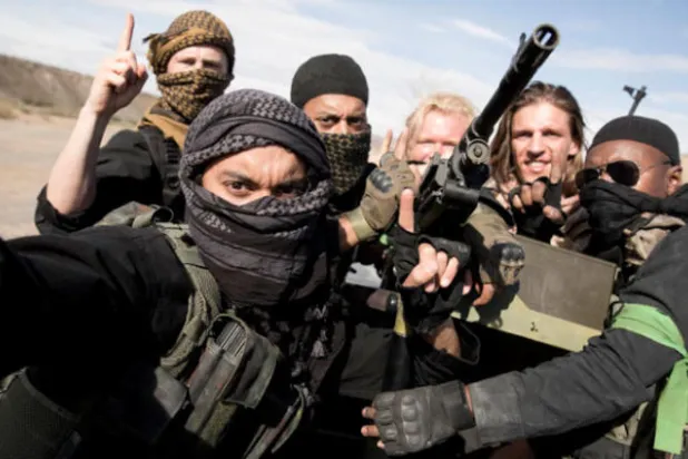 شباب من كل أنحاء العالم جاؤوا إلى الرقة من أجل وهم خادع في مسلسل {الدولة}