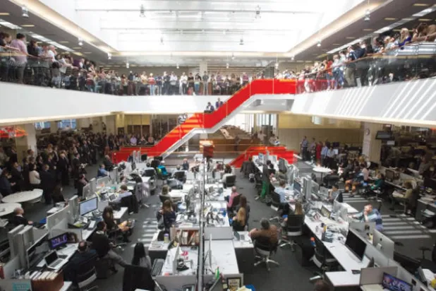 طاقم الصحيفة أثناء إعلان نتائج جوائز «بوليتزر» (نيويورك تايمز)