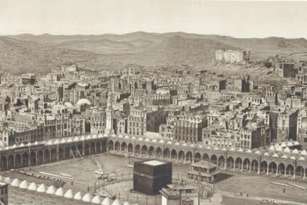 صورة للمسجد الحرام في مكة المكرمة نهاية القرن التاسع عشر (تصوير: سنوك هورخرونبية - 1888)