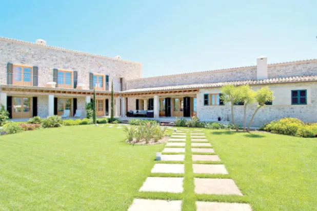 الأمن الجغرافي ومحدودية العرض يرفعان جاذبية مدينة مايوركا الإسبانية