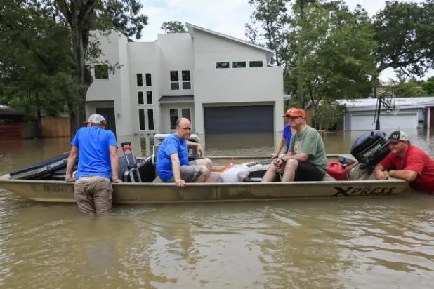 هارفي يقتل 35 شخصا وانفجار مصنع في تكساس
