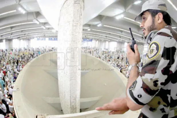 الحجاج يرمون الجمرات أمس في أول أيام التشريق (تصوير: أحمد حشاد)