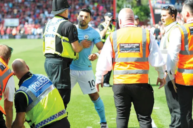 يجب على الشرطة والحكام التوقف عن معاملة جمهور الكرة كعدو