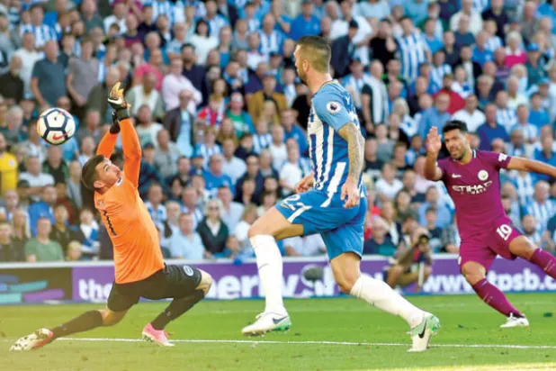 أغويرو يهز شباك برايتون في الموسم الحالي (إ.ب.أ)