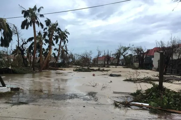 الإعصار إرما يتحرك بسرعة 290 كيلومترا في الساعة (أ.ف.ب) 