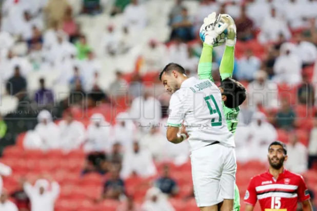 السومة يرتقي للكرة وسط مضايقة الحارس الإيراني (تصوير: سعد العنزي)