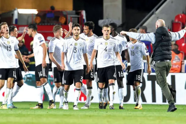 لاعبو ألمانيا يحاولون إبعاد أحد مشجعيهم خلال المباراة أمام جمهورية التشيك