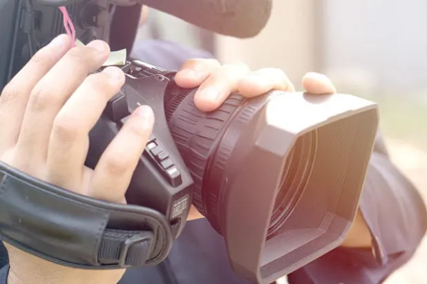 الإعلام الفلسطيني داعم للسلطة في الضفة... ومتمسك بـ{حماس} في غزة