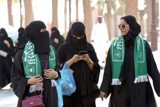 فتحت الهيئة العامة للترفيه أمس مدرجات استاد الملك فهد الدولي بالرياض للعائلات للمرة الأولى لمشاهدة أوبريت «ملحمة وطن». (أ.ف.ب)