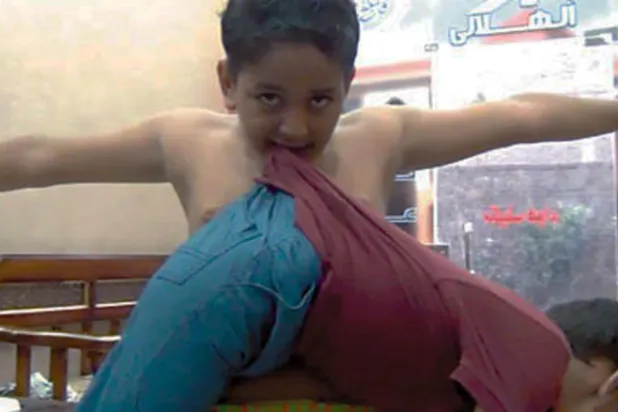 طفل مصري يقوم بأعمال خارقة