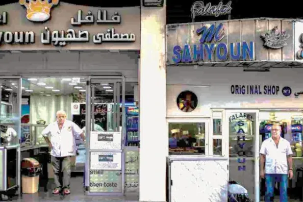 محلا زهير ومصطفى صهيون لبيع الفلافل في بيروت