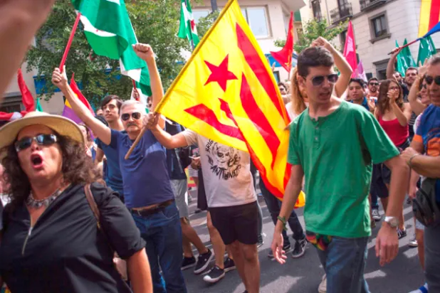 مواجهات بين الشرطة الإسبانية والناخبين في استفتاء كتالونيا (أ.ف.ب)