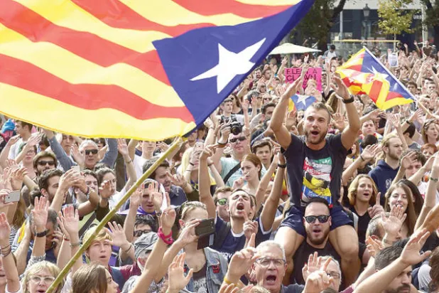 كاتالونيا تطالب بوساطة دولية... ومدريد تتوعّد بتجريدها من سلطاتها
