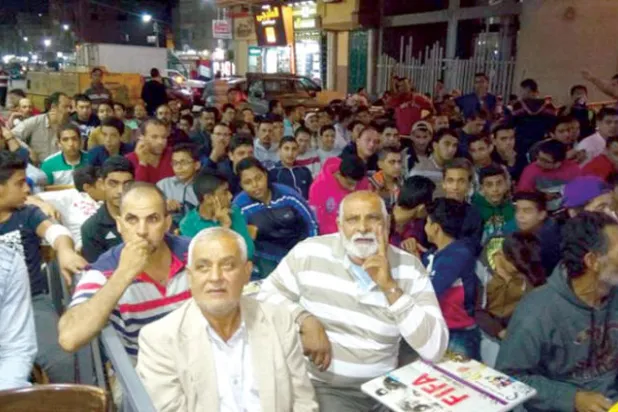 التشجيع الصاخب يحول المقاهي المصرية إلى استاد لكرة القدم