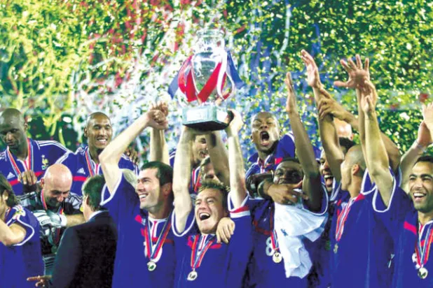 اللاعب ديشامب يحمل كأس الأمم الأوروبية التي فازت بها فرنسا عام 2000
