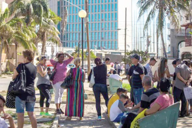 تعليق أميركا لتأشيرة الدخول يجهض حلم هجرة آلاف العائلات الكوبية